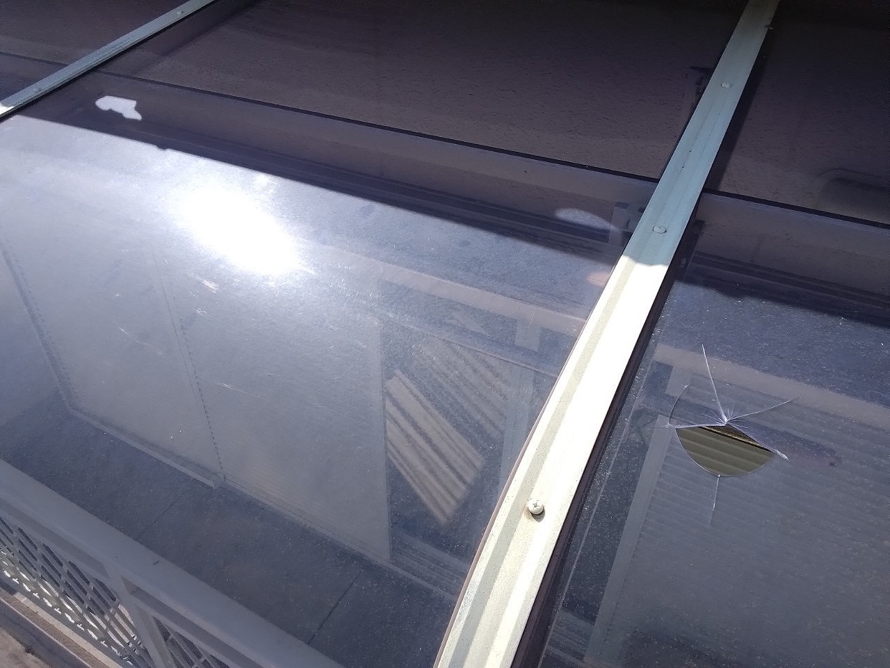 明石市ベランダ屋根材ポリカ雹で割れ